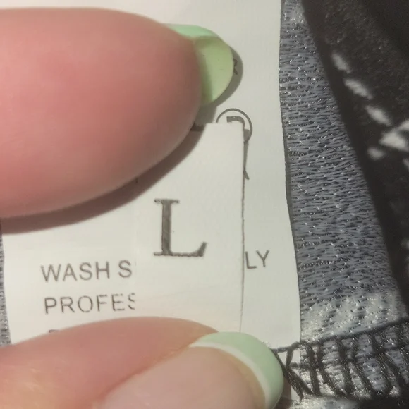 Black and white plaid skirt. (L) - Picture 9 of 10